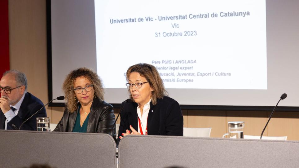 Mireia Canals (dreta), al costat d'Eva Espasa, durant la presentació del ponent.