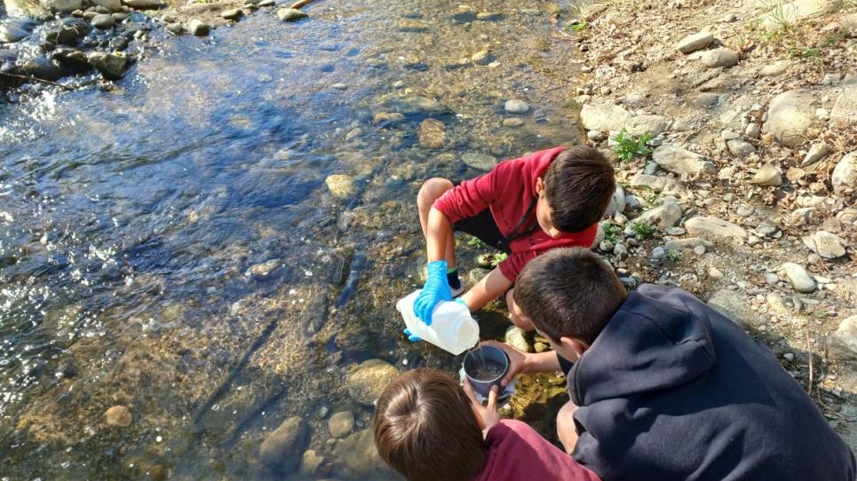 Nens prenent mostres al projecte Pescadors de plàstic