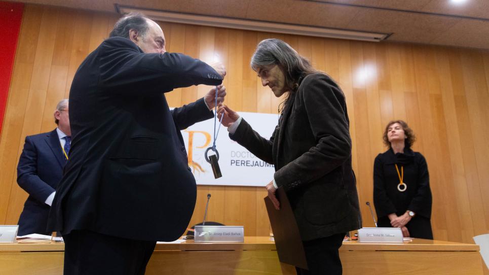 El rector posant la medalla de doctor 'honoris causa' al poeta i artista Perejaume