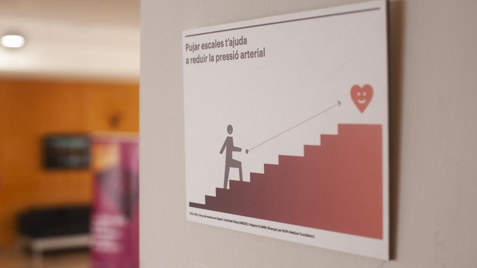 Cartells informatius per conscienciar dels beneficis de pujar per les escales, en una acció del GREAF i l’AISG