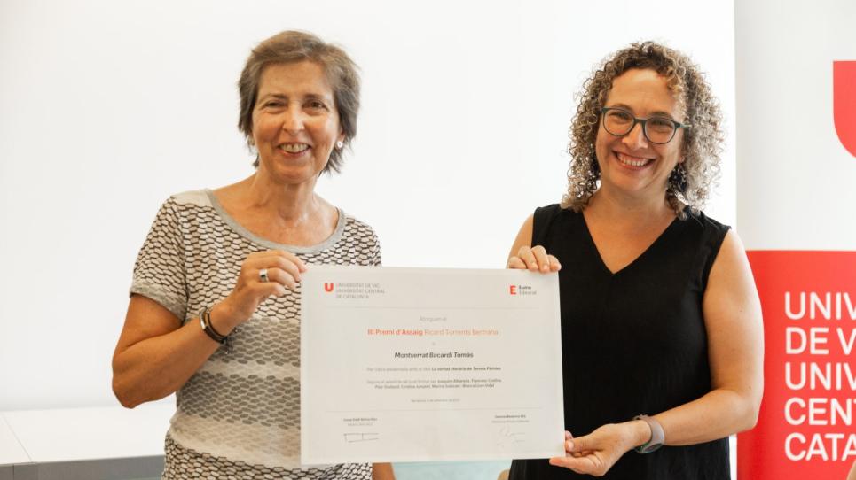 Montserrat Bacardí i Eva Espasa, amb el diploma del III Premi d'Assaig Ricard Torrents