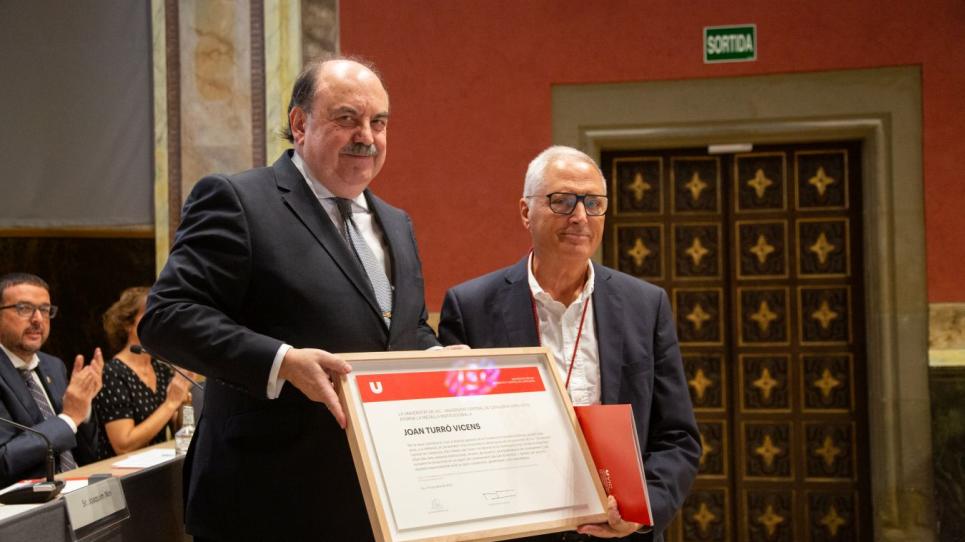 Josep Eladi Baños i Joan Turró rebent la Medalla Institucional