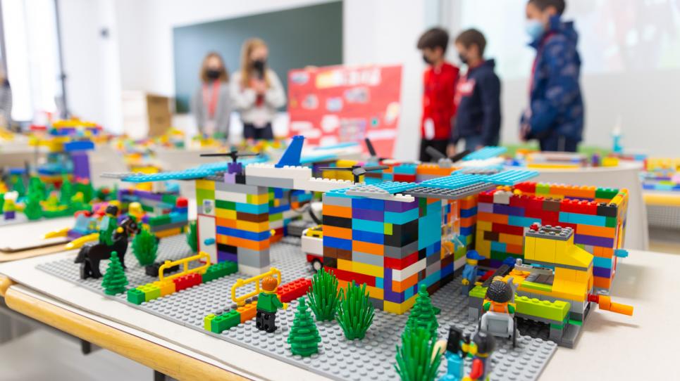 Participants de la First Lego League Explore expliquen el seu projecte.
