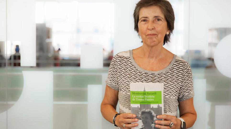 Montserrat Bacardí amb un exemplar del llibre 'La veritat literària de Teresa Pàmies'