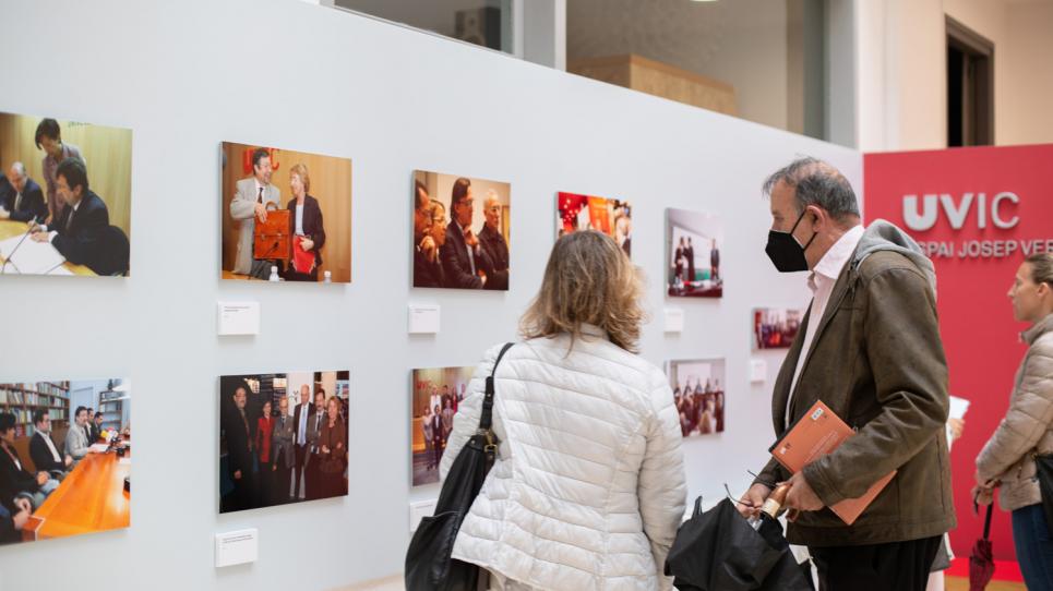 Inauguració de l’exposició de fotografies dels 25 anys de la UVic-UCC 