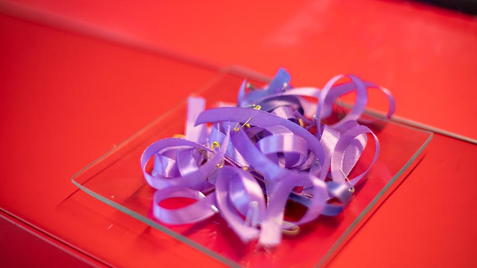 Imatge d'uns llaços liles sobre una taula
