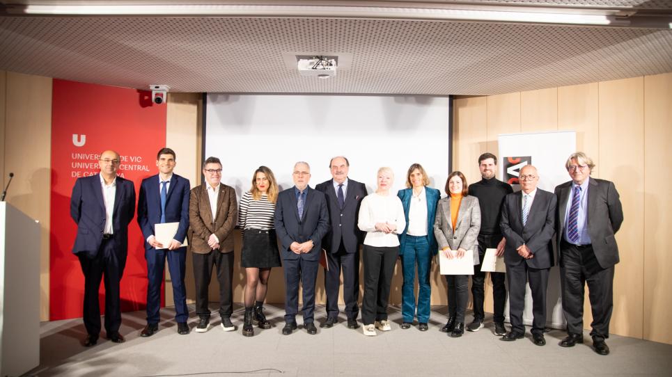 Foto dels premiats, amb membres del CAC i altres institucions en el lliurament de premis