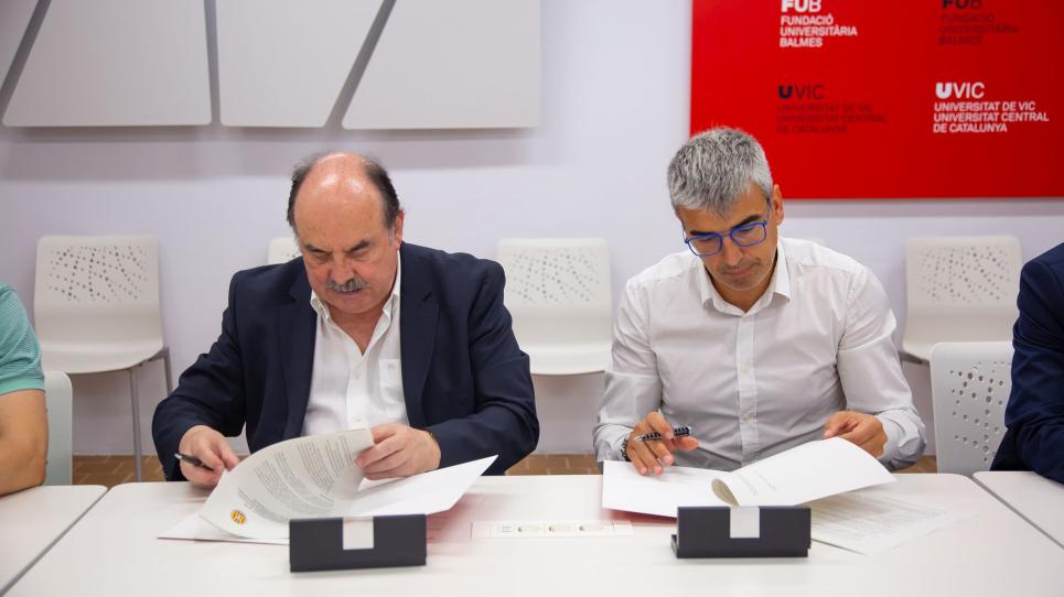 Signatura del conveni entre la UVic-UCC i Club Patí Manlleu