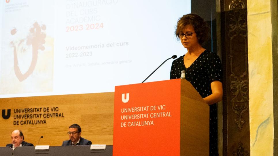 Anna Sabata, durant la presentació de la videomemòria 2022-23
