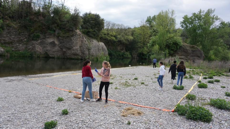 Delimitació d'una zona d'estudi al costat del riu, projecte Pescadors de Plàstic