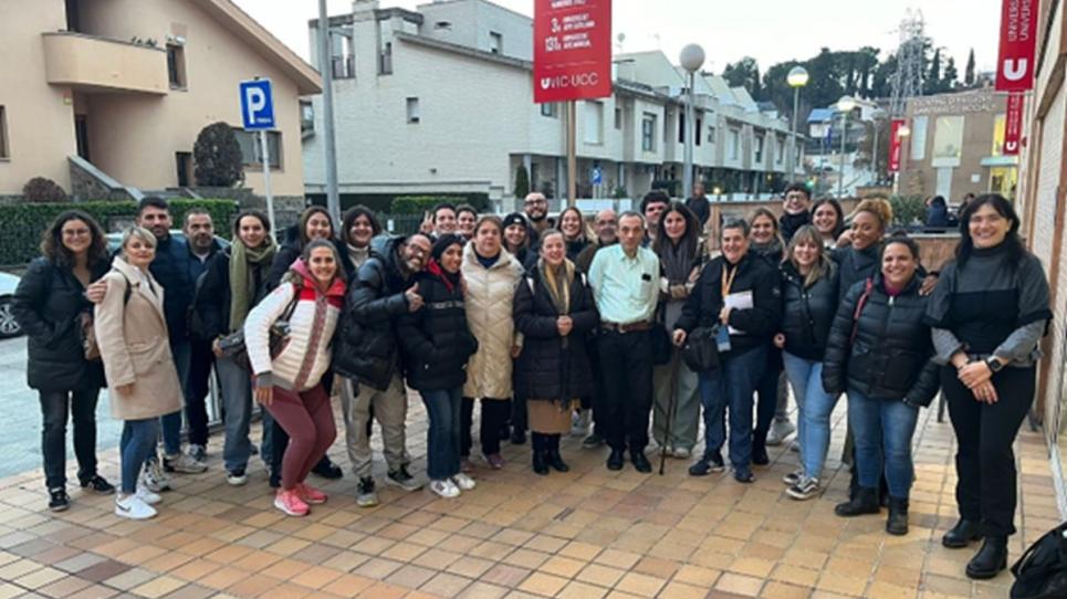 Foto de grup amb estudiants d'Educació Social, usuaris de Sant Tomàs i presos de Lledoners