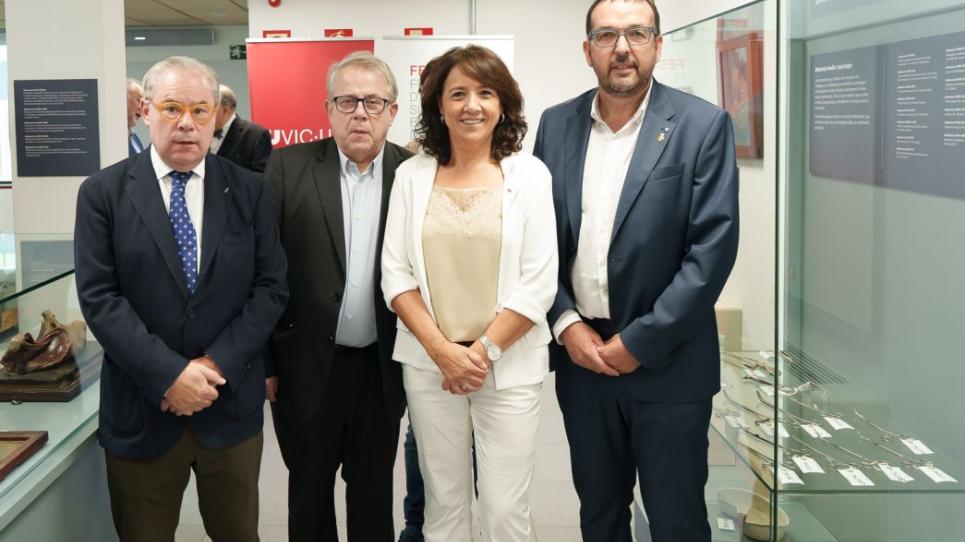 Josep Arimany, Jaume Padrós, Anna Erra i Albert Castells, al costat de les vitrines de la subseu del MHMC