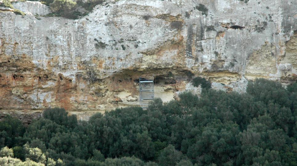 La Cova des Pas, pròxima a la població de Ferreries, és el sepulcre col·lectiu prehistòric  amb la major representació d’esquelets humans complets de Menorca. Foto: GREAB-UAB