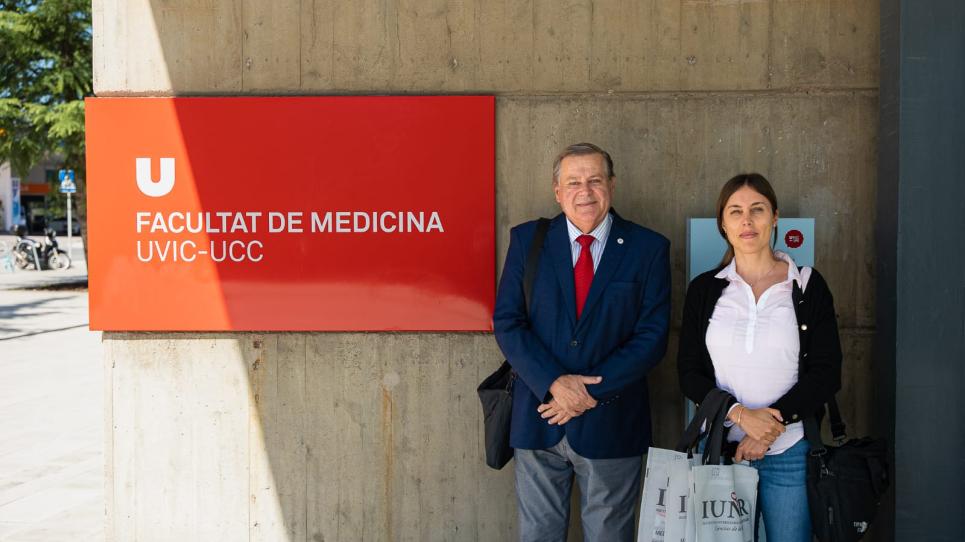 Mario A. Secchi i Melisa A. Secchi, a l'entrada de la Facultat de Medicina