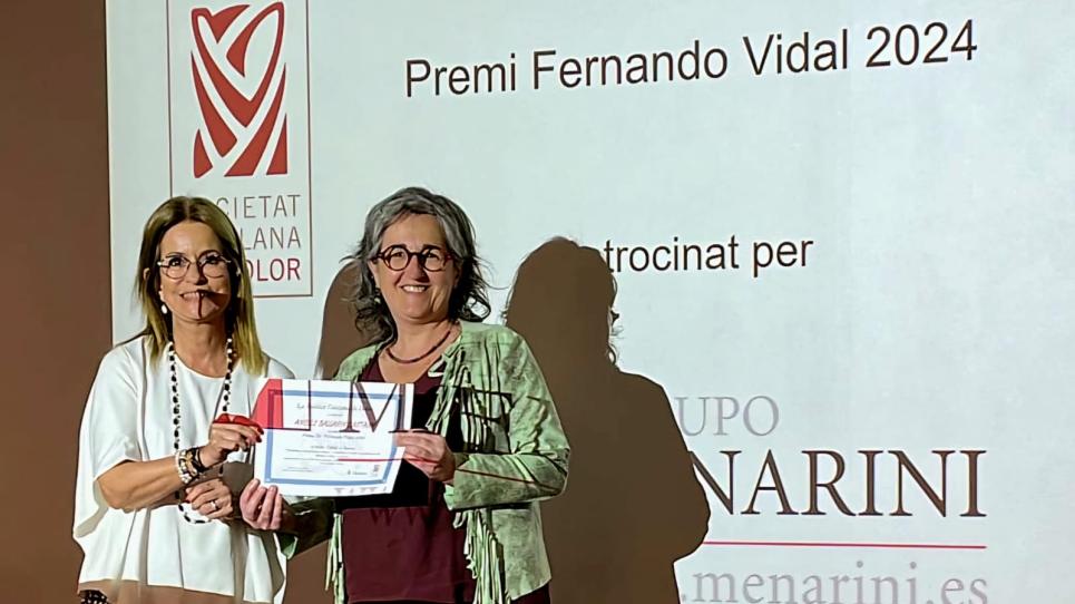 Àngels Ballarín (a la dreta), recollint el Premi “Fernando Vidal” 2024 