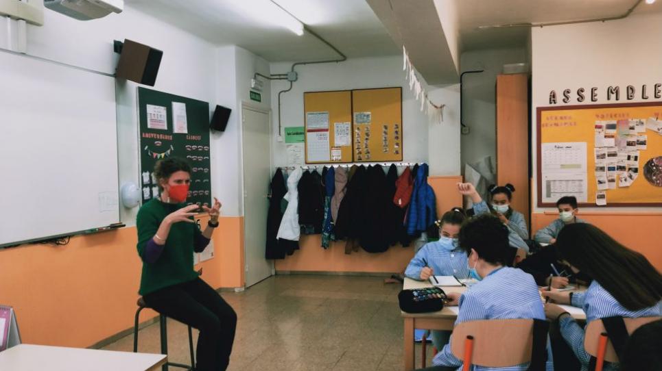 Marina Di Masso, visitant la classe de 5è de l'Escola Sant Lluís