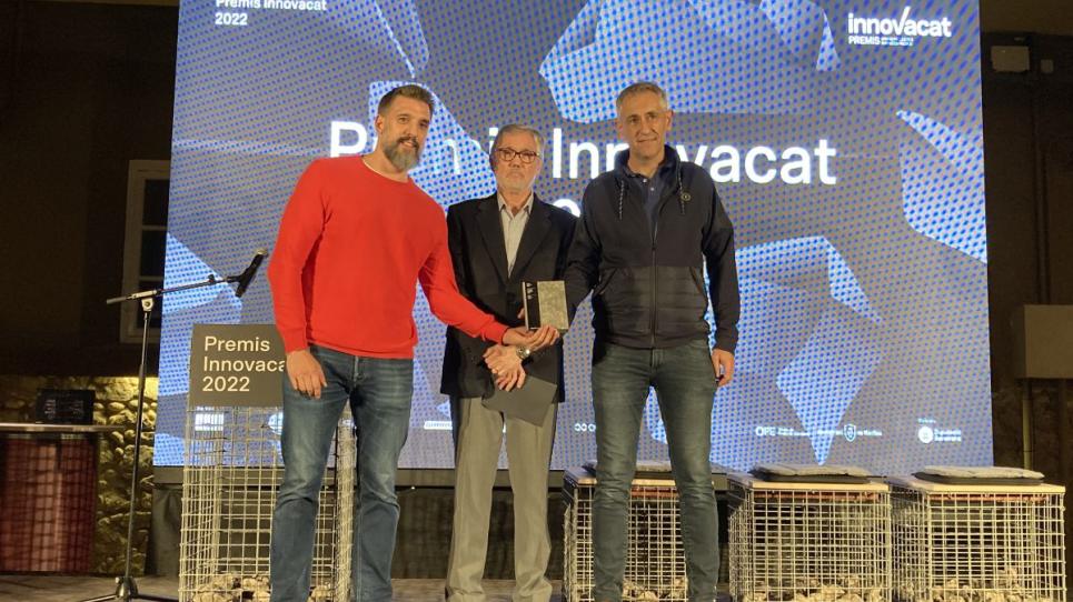 Sergi Grau i Josep M. Serra, en el moment de recollir el premi Innovacat 2022