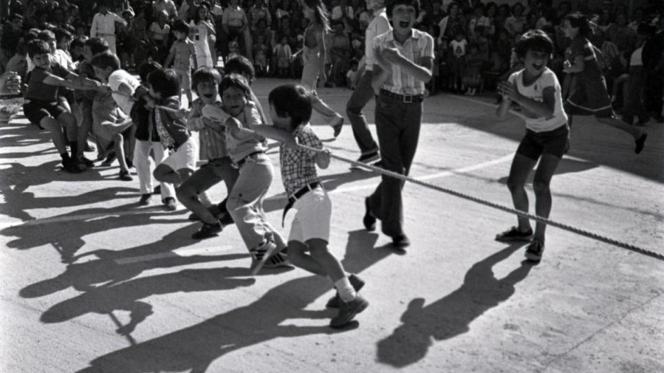 Foto antiga de nens jugant