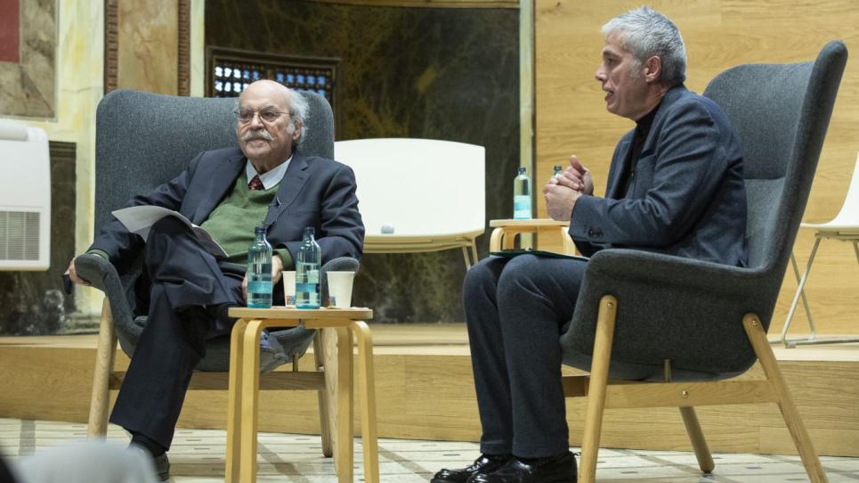 Andreu Mas-Colell i Albert Om, en un moment de la conversa de l'acte de celebració de l'acord federatiu