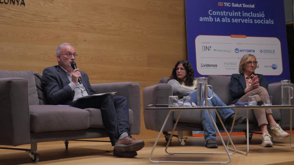 Jesús Delgado, Sílvia Madrid i Montse Solé durant el debat sobre necessitats socials de la ciutadania