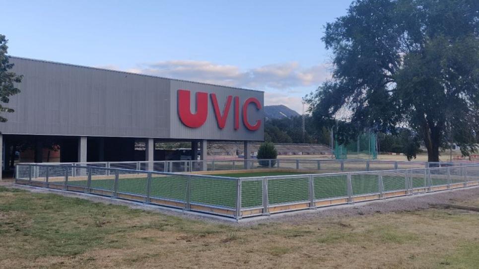 Nova pista d'herba artificial a la zona esportiva de Vic