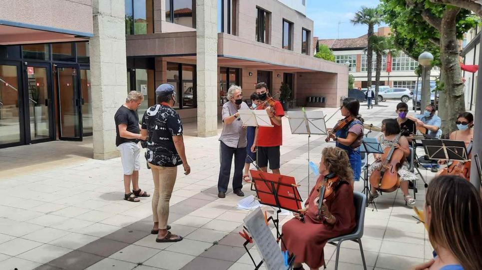 Jordi Savall durant la visita que va fer a l'Orquestra Inclusiva el juny de 2021