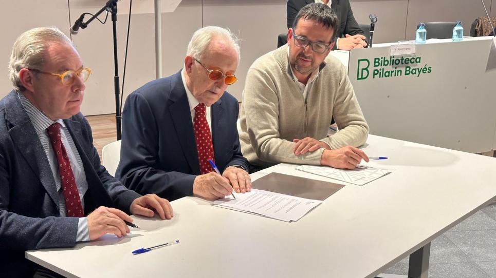 Josep Arimany, Antoni Bayés i Albert Castells en el moment de signar la cessió del fons