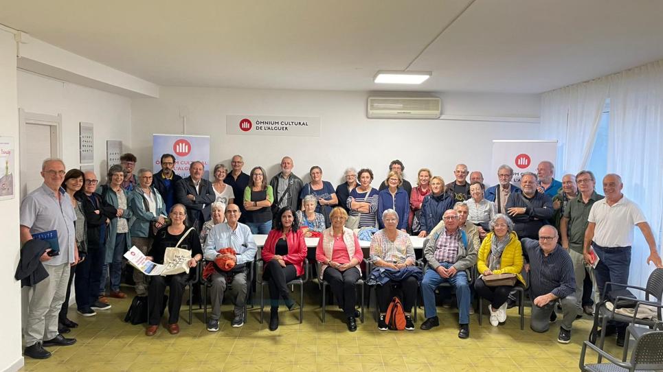 Visita dels participants a les XIV Jornades d'Intercanvi Cultural a Òmnium Cultural de l'Alguer