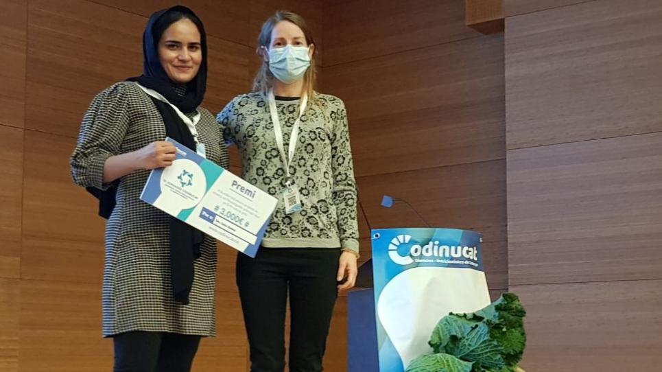 Saba Anwar recollint el premi al millor projecte de recerca a les Jornades CODINUCAT