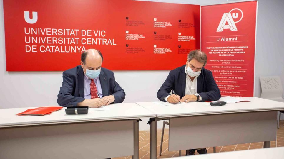 Josep Eladi Baños i Ignasi Pietx en el moment de la signatura