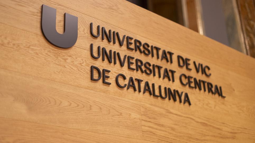 Imatge del logotip de la UVic-UCC al Paranimf de la Universitat