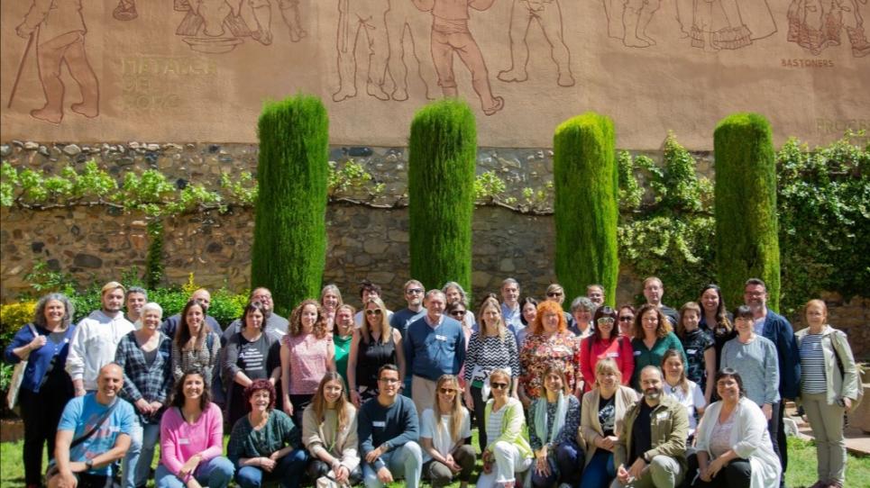 Foto de grup de les persones que van assistir a les XVIII Jornades d'Escola Rural de Catalunya