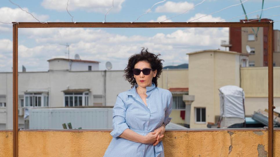 Una dona amb ulleres de sol en un terrat