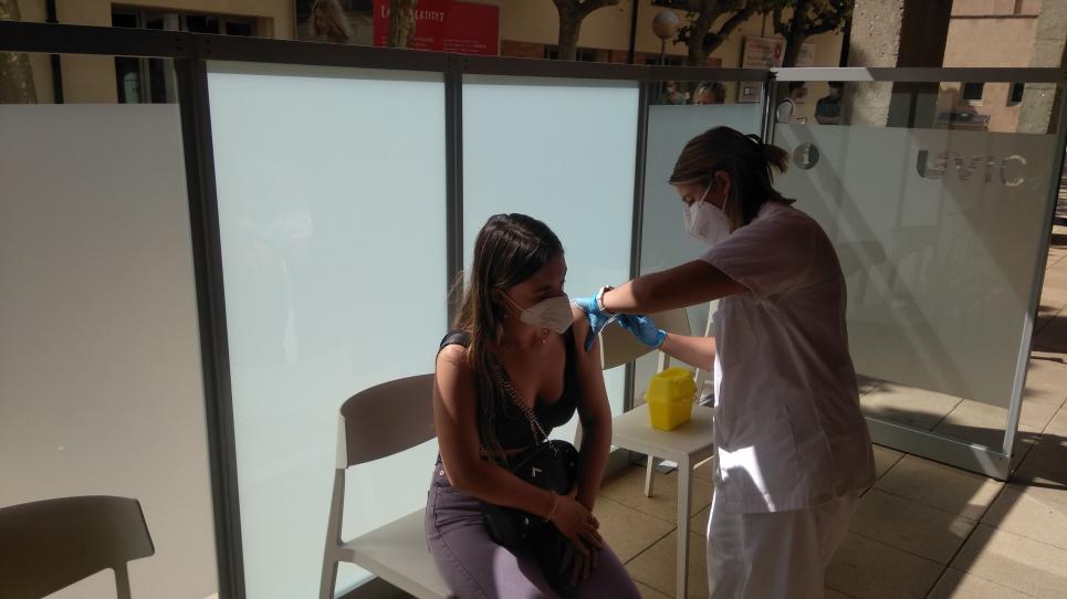 Una estudiant vacunant-se de covid-19 a la UVic