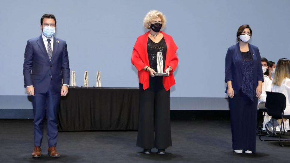 Núria Terribas recollint el guardó al 31 Premis Nacionals de Recerca