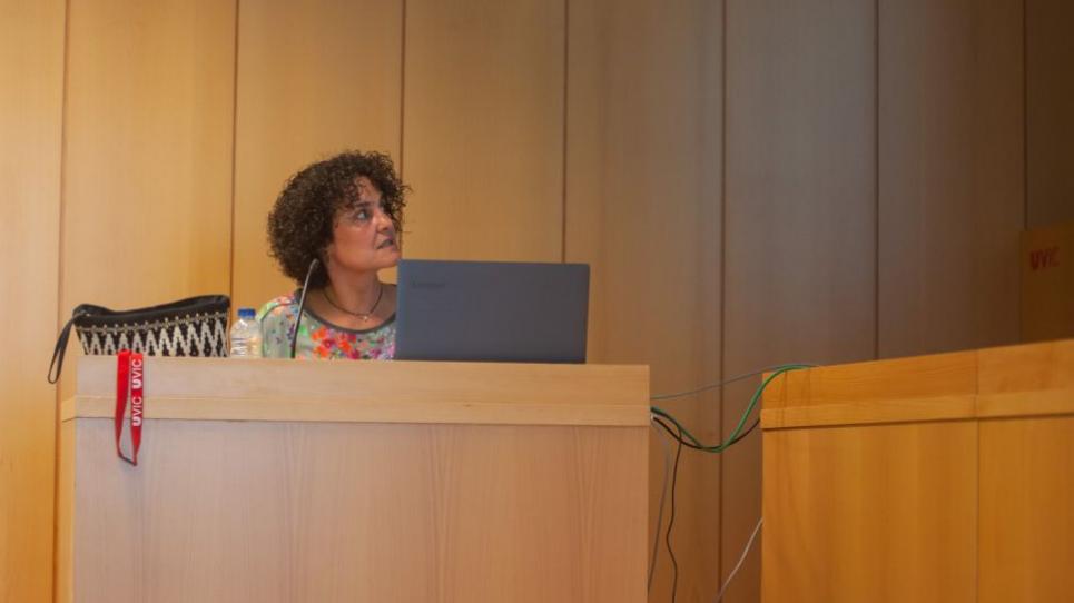 Núria Gorchs defensant la seva tesi doctoral
