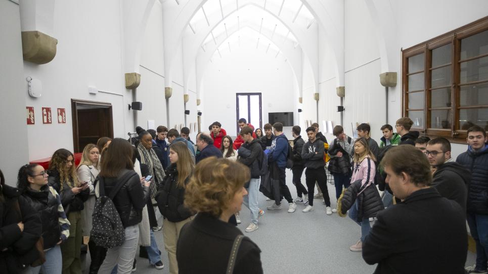 Participants a la visita Universitat i Ciutat, a la Sala Gòtica